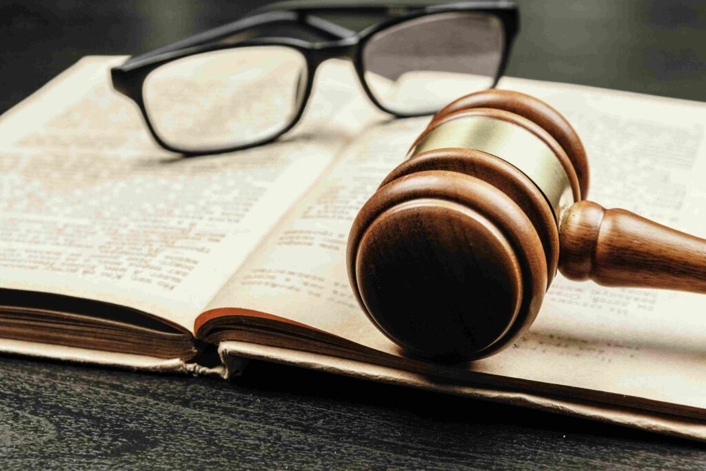 libro de derecho penal sobre una mesa con un mazo de juez encima